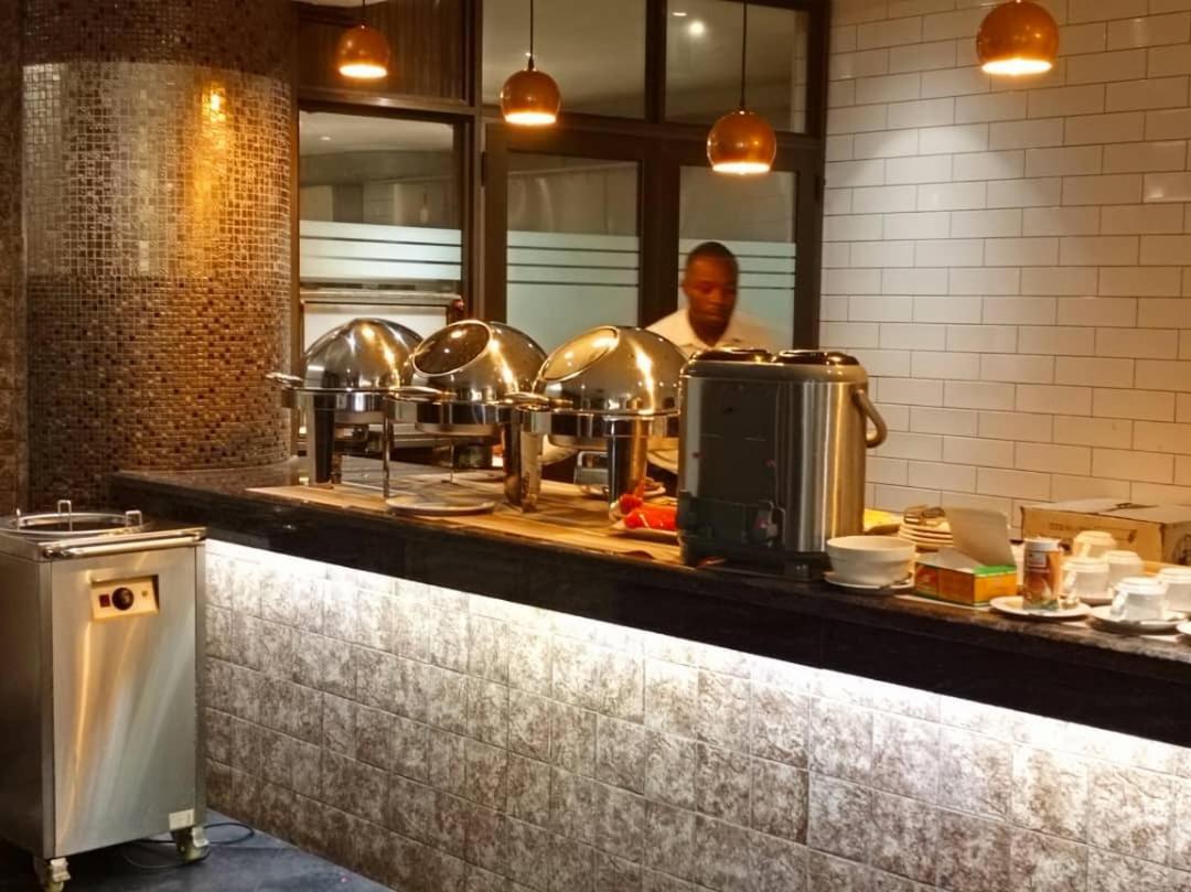 Victoria Mews Hotel Kampala Ngoại thất bức ảnh
